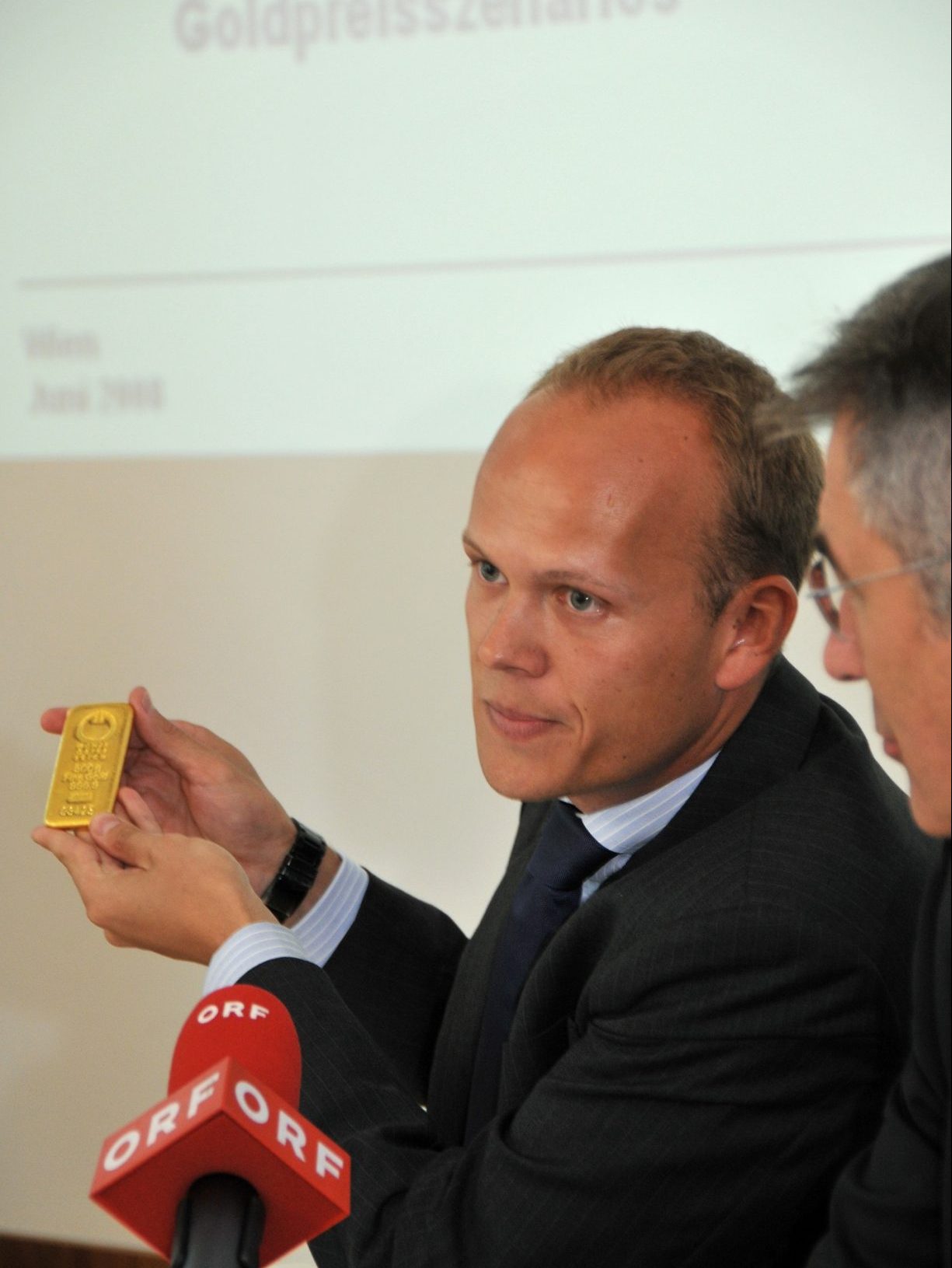 R. Stöferle mit einem Goldbarren
